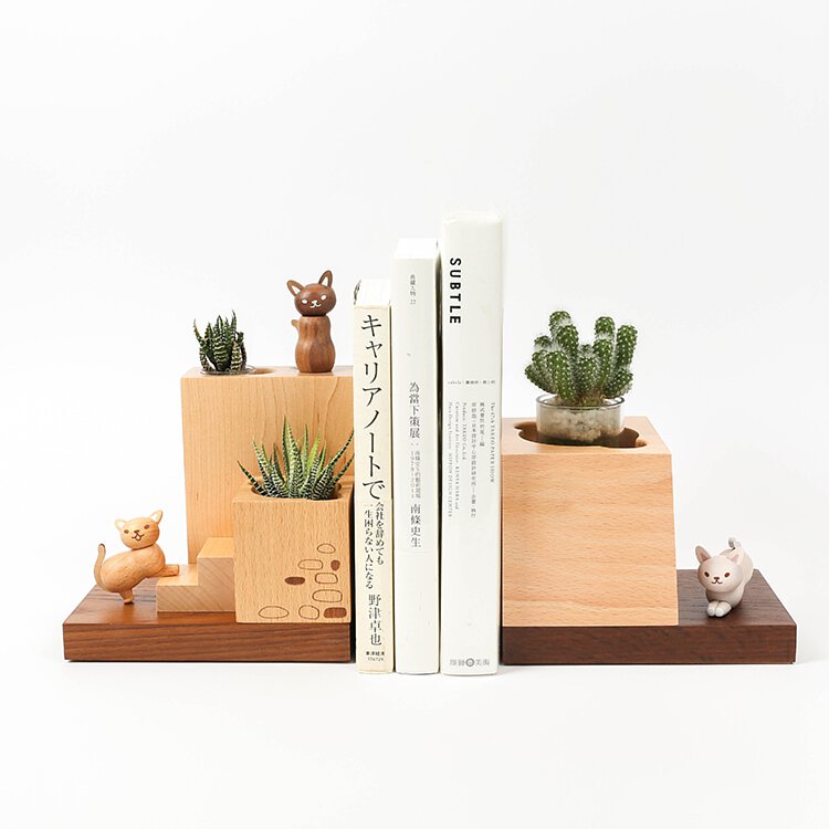 Wooden Plant Container．Garden Bookend